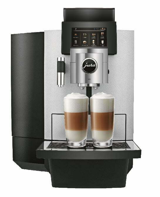 JURA X10 kaffemaskine i sølv og med to kopper latte macchiato