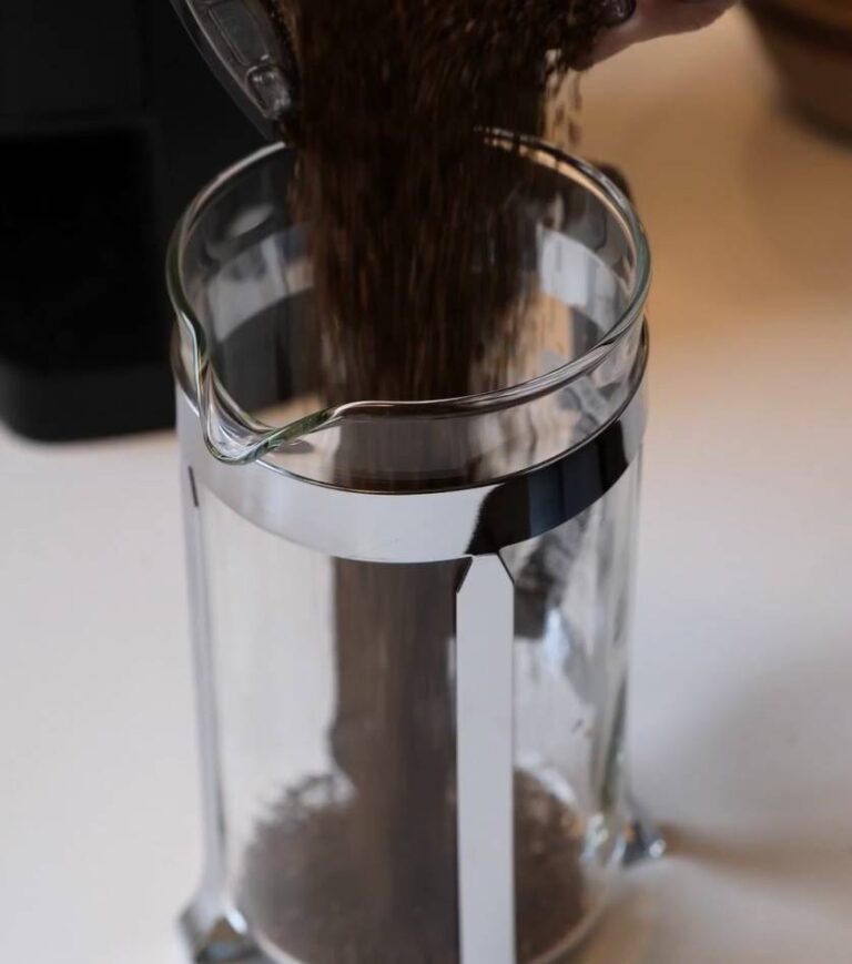 hæld kaffe på stempelkanden