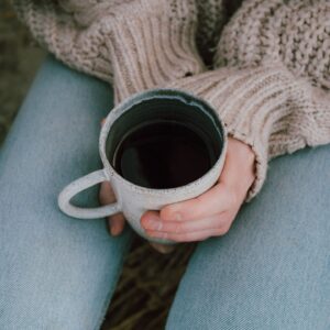 Varmer sig med en kop kaffe fra ØNSK