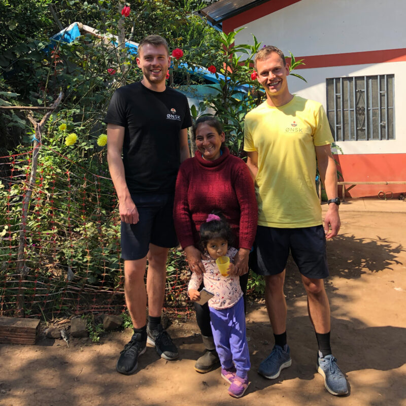 Rasmus Ditlev, Laura Chavez og Jonas Ellebæk Petersen på kaffegård i Peru