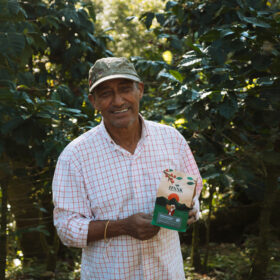 Kaffebonden Leonel Valladares med sin kaffe i hånden i en kaffeplantage i Nicaragua