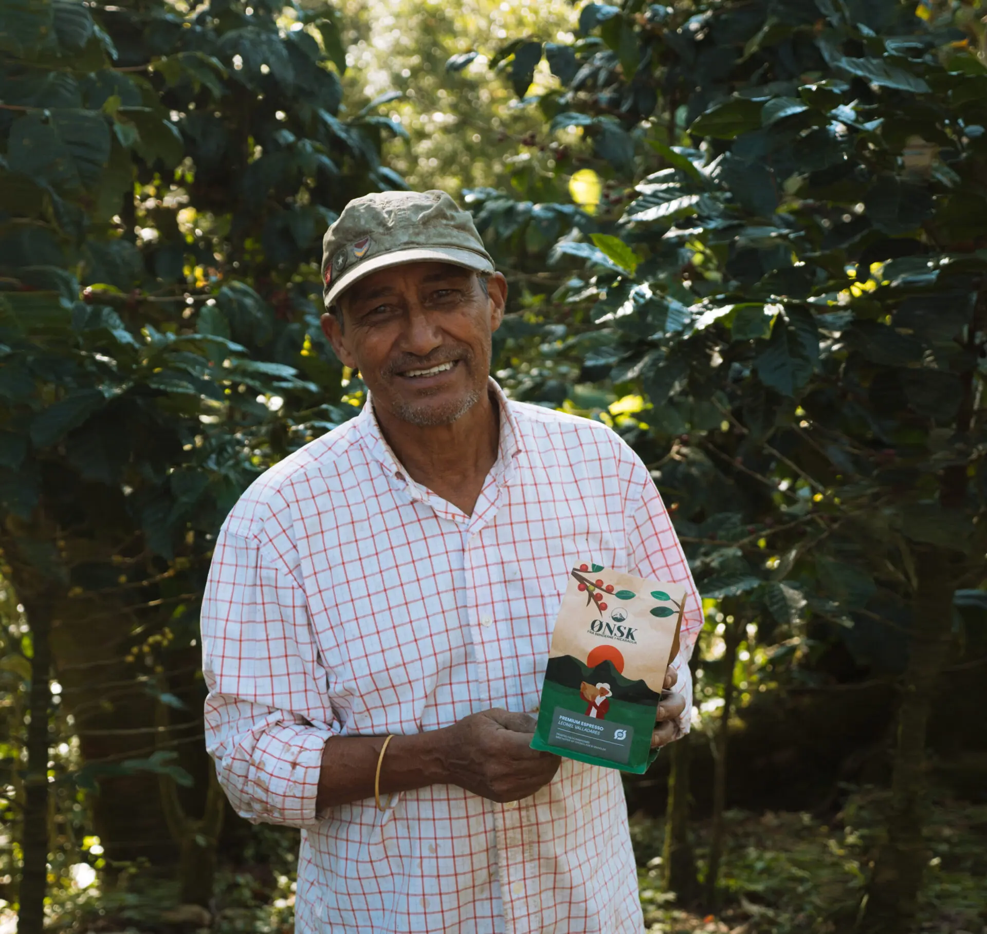 Kaffebonden Leonel Valladares med sin kaffe i hånden i en kaffeplantage i Nicaragua