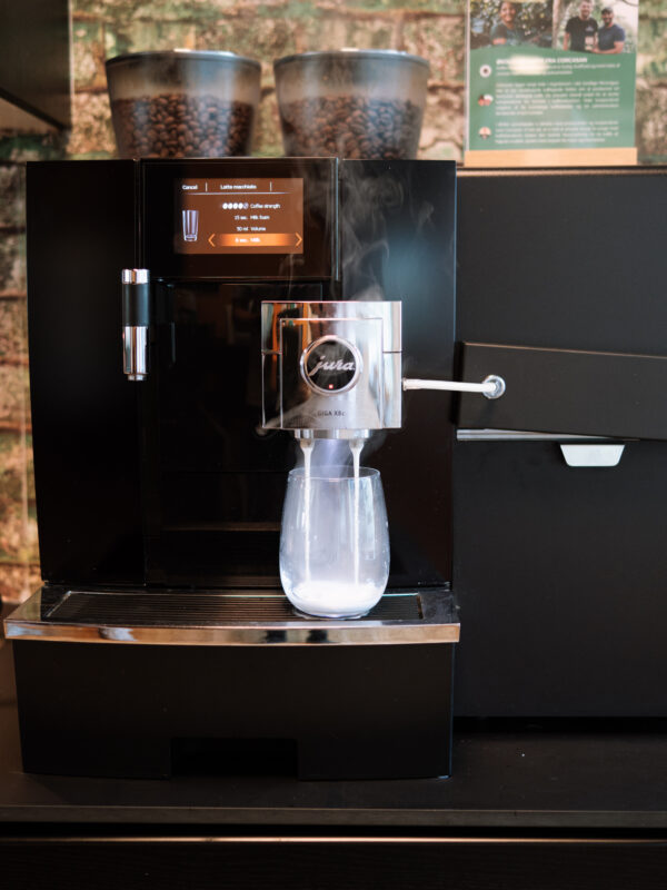 kaffemaskine-erhverv-Jura Giga-professionel-kaffemaskine-til-hele-bønner-og-frisk-mælk-ØNSK-kaffeløsning-virksomhed