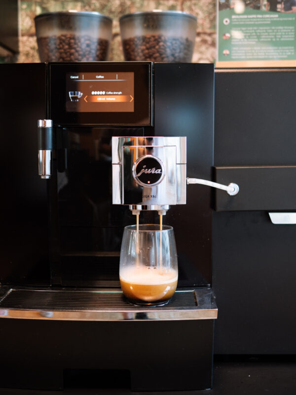Fuldautomatisk kaffemaskine erhverv-Jura Giga-ØNSK-kaffeløsning-fuldautomatisk espressomaskine-til-hele-bønner