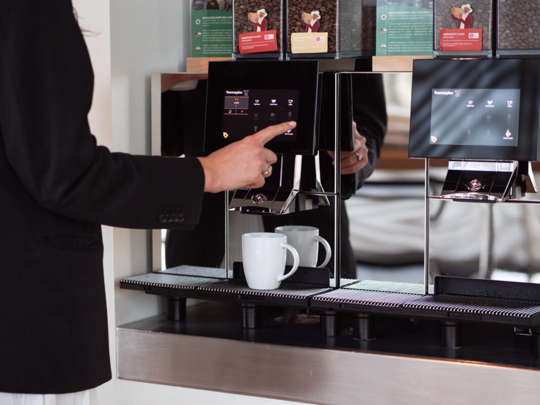 kaffe-til-stort-kontor-kaffeløsning-erhverv-FH-Thermoplan-fuldautomatisk-espressomaskine-ØNSK