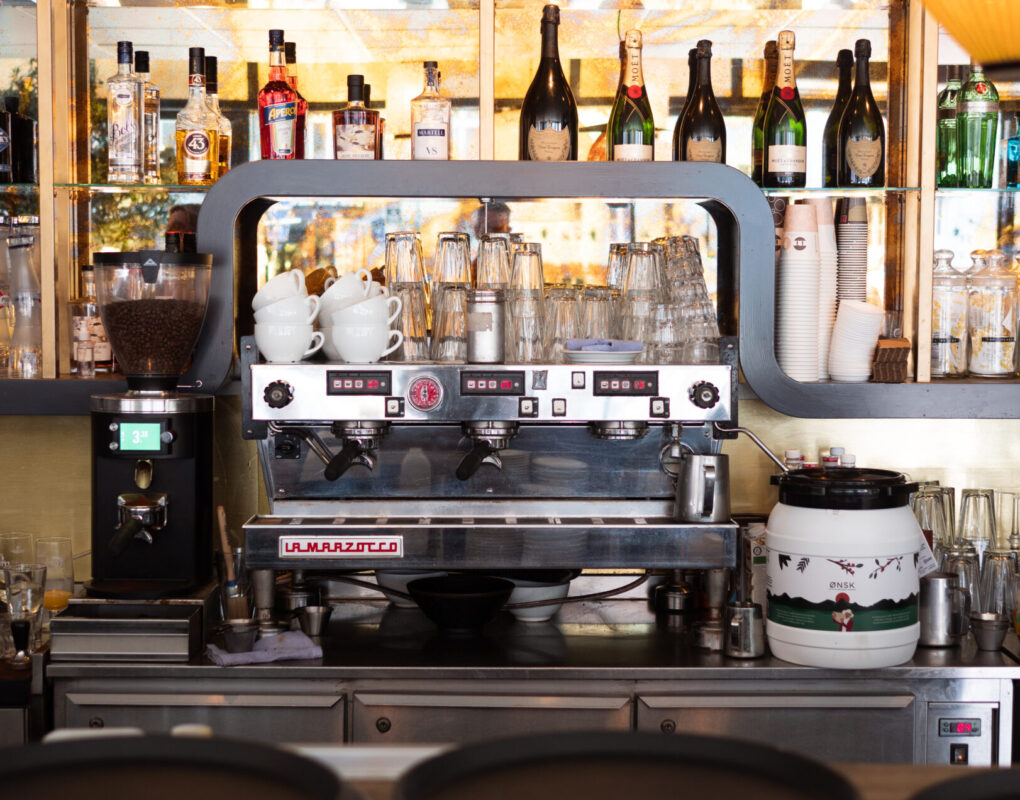 Mojoe-kitchen-and-bar-la-marzocco-manuel-espressomaskine-ØNSK-kaffeløsning-til-cafe-og-kaffebar