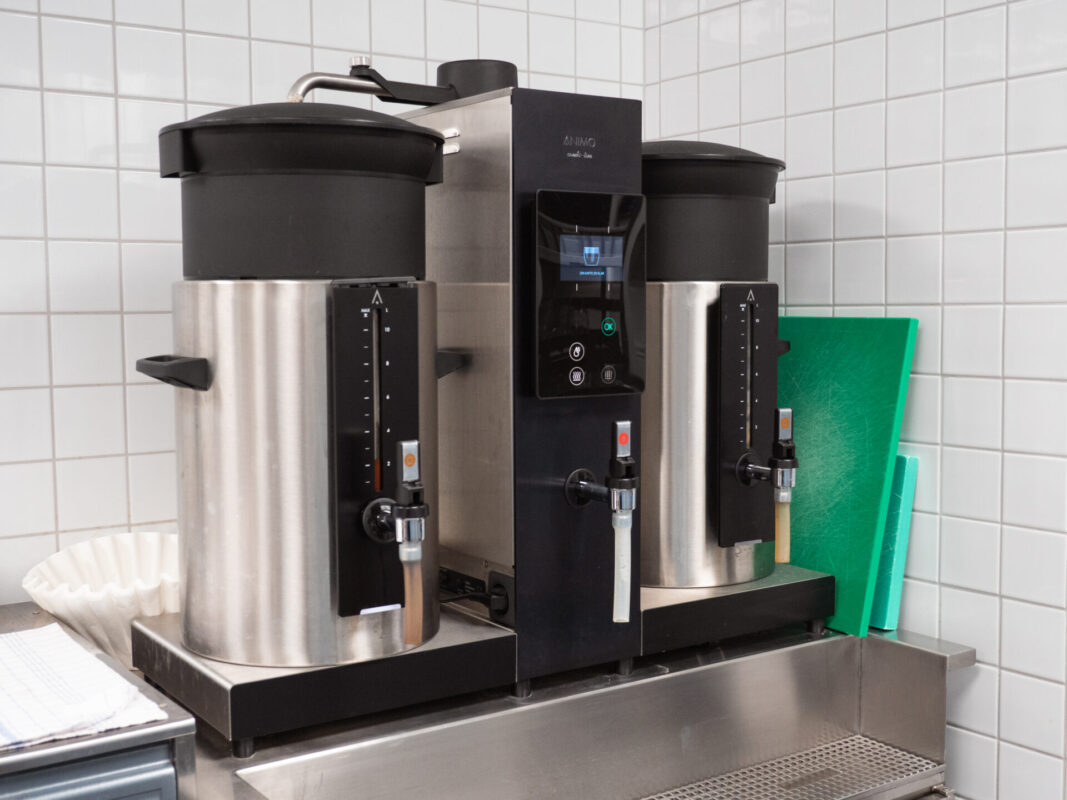 kaffeløsning-til-erhverv-FH-Animo-filterkaffemaskine-filterbryganlæg-ØNSK-kaffe