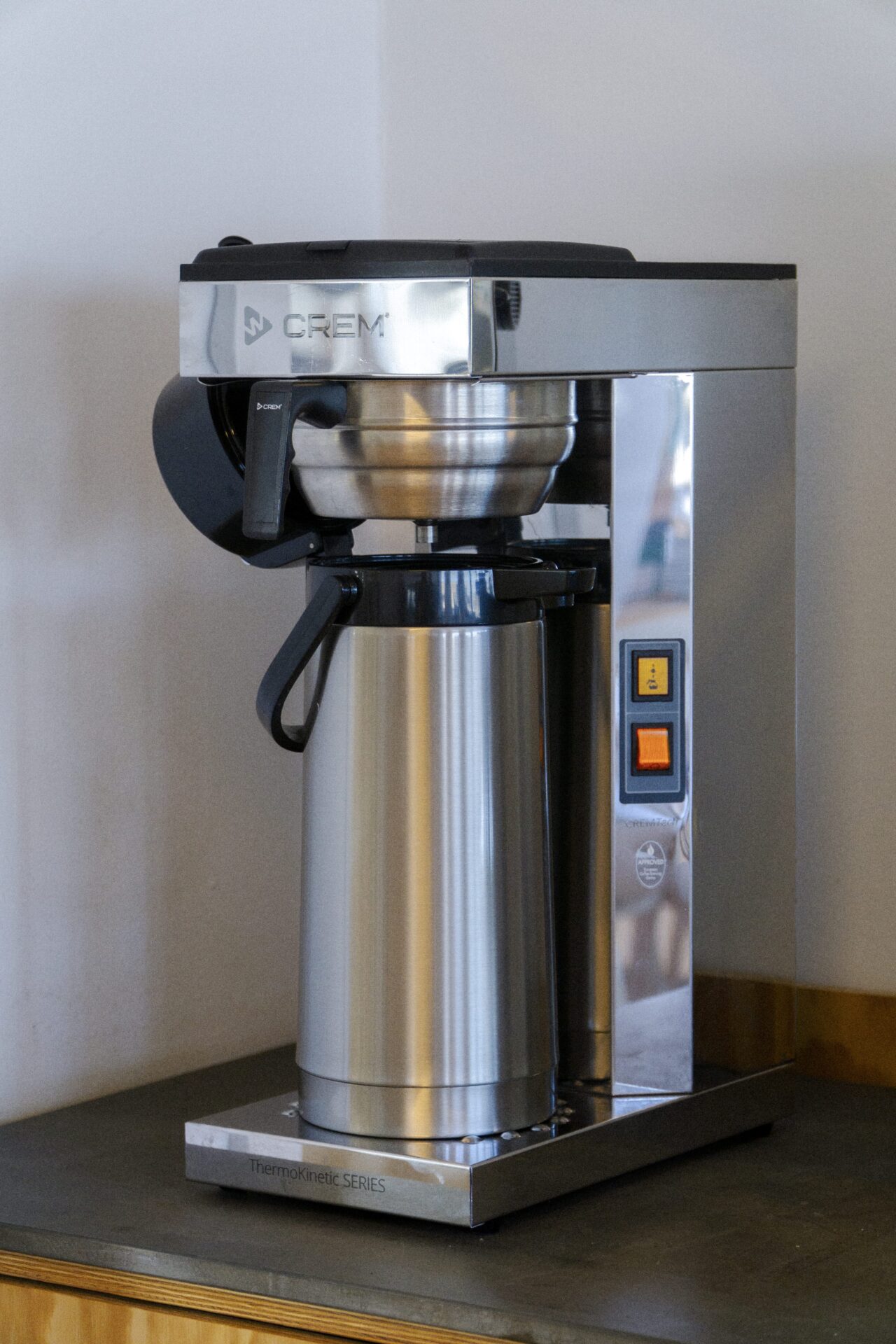 Tre fede kaffemaskiner til cafe